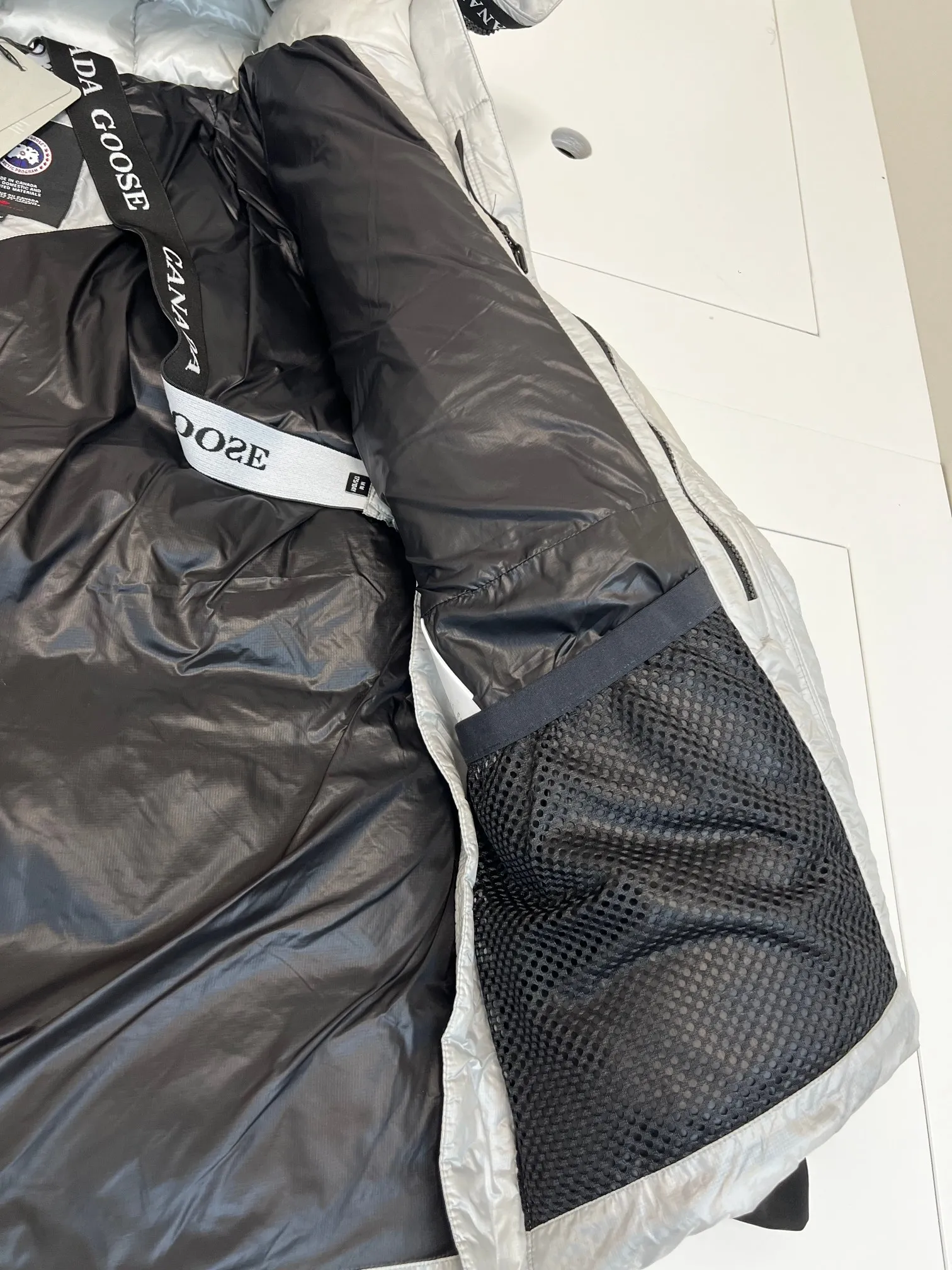 P980 has a cold protection effect of up to level 4. It is made of recycled Feather-Light tear-resistant fabric. It is ultra-light and has no weight-bearing feeling on the upper body! The unique black label highlights your temperament‼  Canada Goose, a Canadian brand, has always been recognized as the warmest down jacket. Various Instagram celebrities, Internet celebrities, and celebrities often wear it for street photos. I do Canada Goose every year, but I still can’t get rid of my love for geese. No matter how cold the winter is, there is no need to be afraid, because there are geese! Filled with 80% white duck down, Canada Goose is the legendary warmest down jacket and is known as a must-have for Arctic outdoor sports! The most popular down jacket in the world, celebrities are rushing to buy it, it is a must-have!
